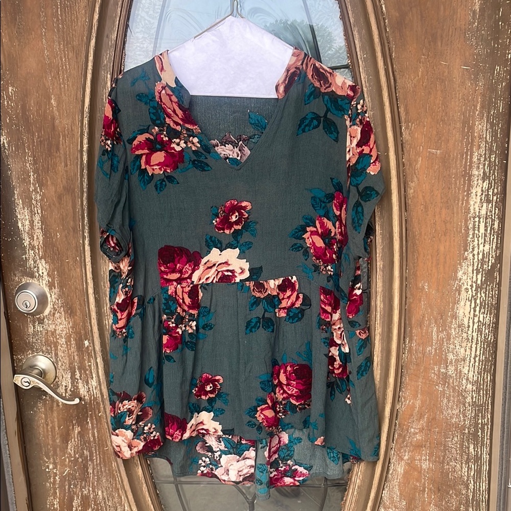 Staccato hunter green Floral Top! Size large